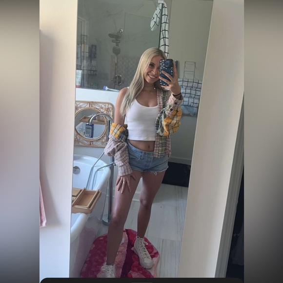 Hi,I love being a Posher,my name is Amanda, also love to shop!have lots to post! - Picture 6 of 12